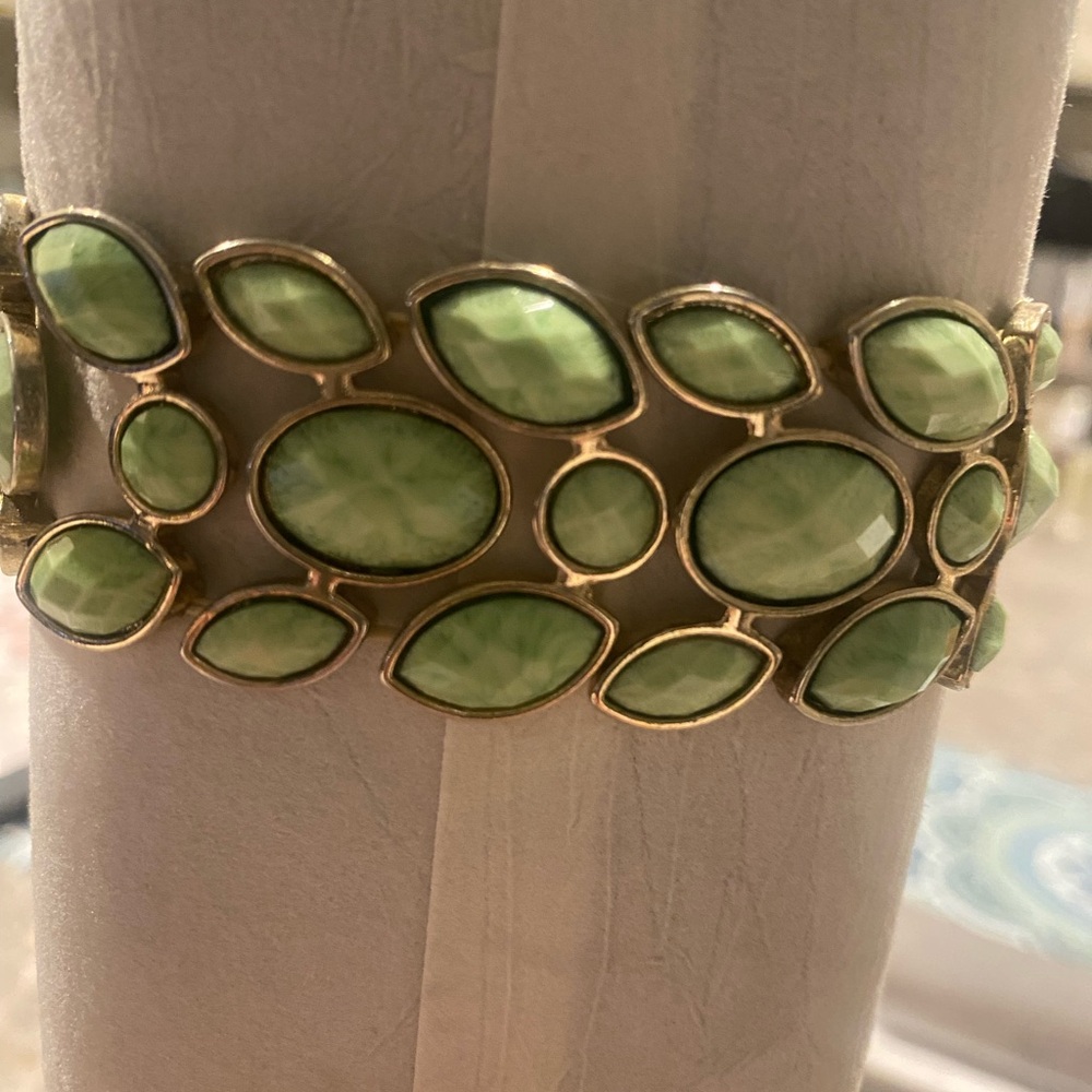 Natasha Couture Green Bracelet stretchy cuff bracelet.   cut is what like - Picture 2 of 2